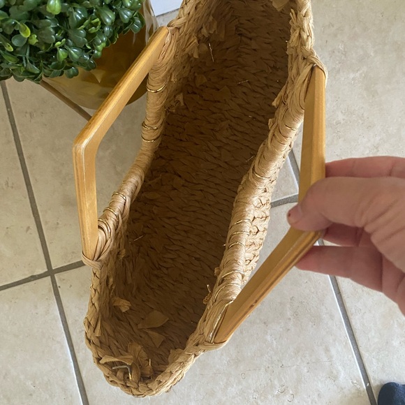 Elegant Tan Woven Clutch - Picture 3 of 3